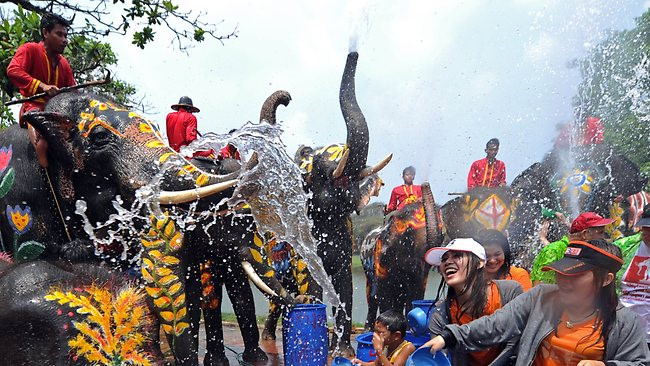 du-lich-thai-lan-vao-mua-he-tham-gia-le-hoi-te-nuoc