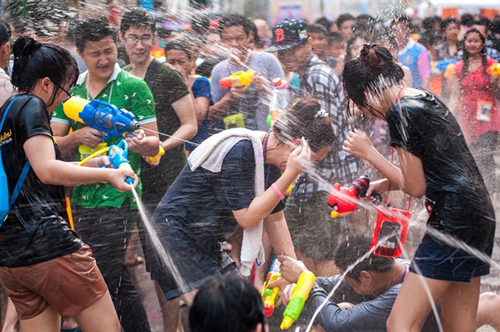 le-hoi-songkran-dien-ra-o-dau-tai-thai-lan