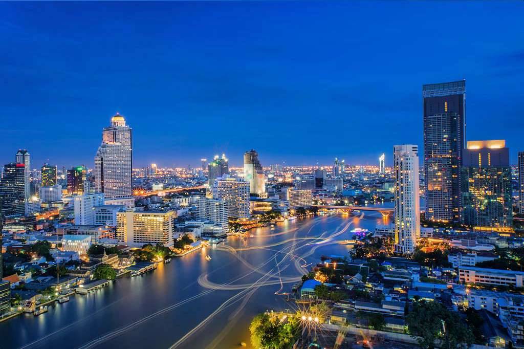 Du lịch Thái Lan mùa hè ghé thăm sông Chao Phraya ở Bangkok,